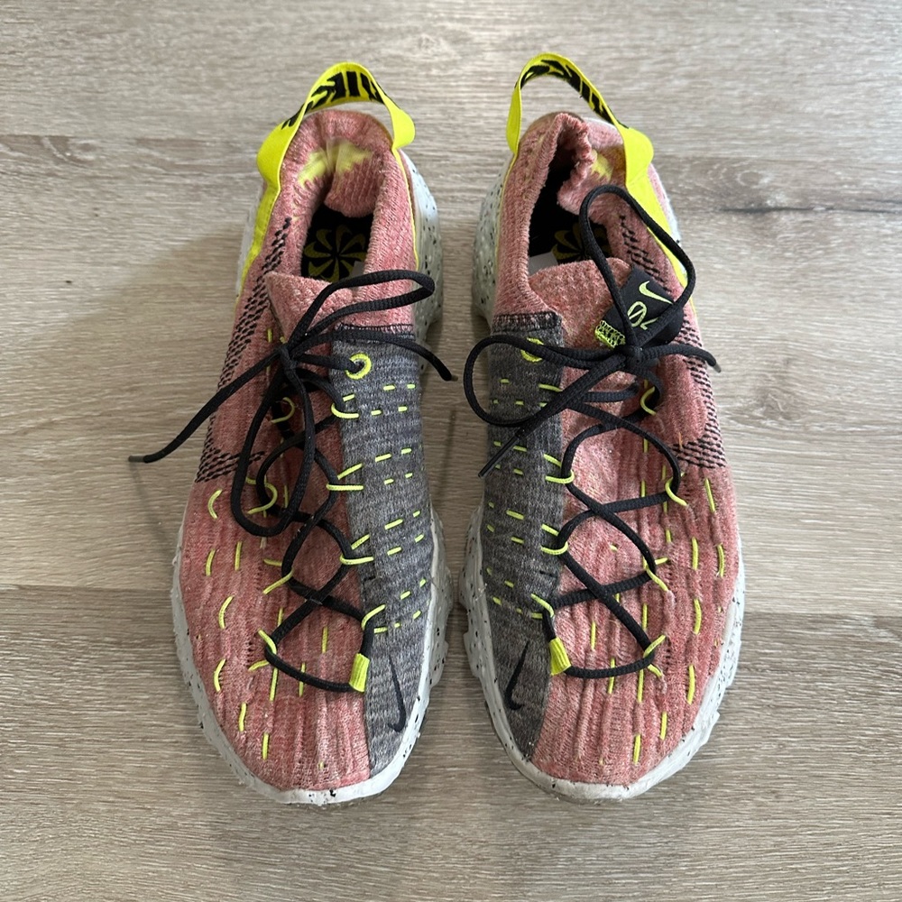 NIKE women’s space hippie 04